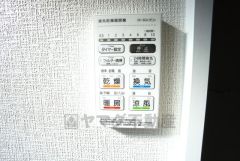 雨の日の洗濯も安心できる浴室暖房乾燥機付き浴室。リモコンで操作もボタン1つで簡単。