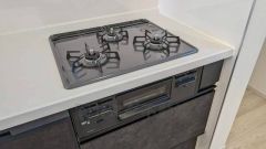 3種類の料理が同時に調理できる、3口ガスコンロ。忙しい夕食の支度時間が短縮できて効率よくお料理が楽しめます。