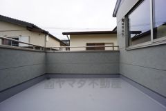 陽当たりの良いバルコニーです。お洗濯やお布団干しはもちろん、日光浴スペースにも。足元は防水工事施工済です。