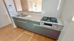 リビングダイニングを見渡せるキッチンです。家族とコミュニケーションをとりながら、楽しくお料理や片付けができそうです＾＾