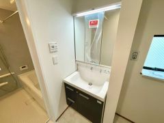 三面鏡にハンドシャワー付きで使いやすい洗面台です＾＾鏡裏と洗面ボウル下に収納付きの洗面台なので、整理整頓ができスッキリと使えます＾＾