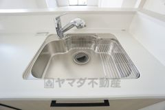キッチンシンクは洗剤やスポンジを収納出来るラック付き。広さも確保しているので、大きなお鍋も洗いやすいですね。