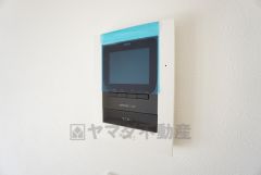 防犯性もばっちり、TVモニター付きインターホン完備。大きなモニターで玄関先を確認できます。録画機能が付いているので不在時の訪問者も確認できて安心です＾＾