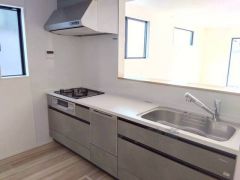 収納も、作業スペースも広々と設けられた使いやすいシステムキッチンです＾＾カウンターキッチンなので、ご家族と会話をしながら楽しくお料理ができます＾＾