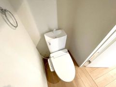 ウォシュレット付きトイレです。1階2階の2ヶ所にトイレがあるので、忙しい朝にもゆとりができますね＾＾ 温水洗浄便座リモコン付き。