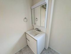 三面鏡にハンドシャワー付きで使いやすい洗面台です＾＾