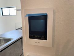 今や必需品となっておりますTVモニター付きインターホンです。録画・再生器のもついており防犯性もばっちりです。キッチン横にありワンタッチで外の方とお話ができますので便利です。