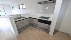 作業スペースを広く使えるコンパクトなL型キッチンです。作業動線が短くなるので、効率よくお料理ができます。