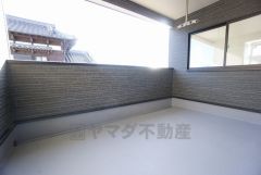 幅広のインナーバルコニーは急な雨から洗濯物を守りやすく、眩しすぎる日差しも和らげます。