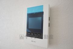 防犯性もばっちり、TVモニター付きインターホン完備。大きなモニターで玄関先を確認できます。録画機能が付いているので不在時の訪問者も確認できて安心です＾＾