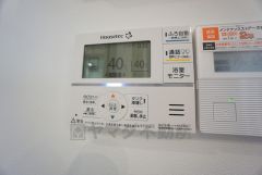 キッチン横からお湯張り、追い炊き、足し湯がボタン一つで楽々操作できる給湯機リモコンです＾＾忙しい夕飯の準備の時間帯に重宝しますね。