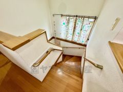 日中でも暗くなりがちな階段には、窓を配置し採光も考えられたつくり＾＾手摺付きなので安全に上り下りできますね＾＾