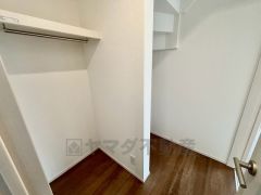 大容量のウォークインクローゼット。季節ごとのお洋服全てを収納できるので、衣替えも楽になりますね。衣装持ちの方にもおすすめです。