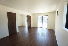 大きな掃き出し窓のあるリビングは、陽光あふれる明るい空間です。ゆったりと寛げる憩いの場となりそうです。