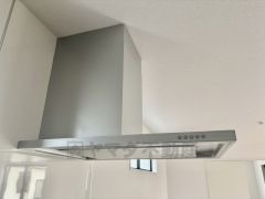 風量が弱・強と切替え可能なレンジフードが調理中の煙をしっかり吸い込みます。手元を照らすライト付きです。