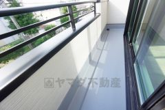 陽当たりの良いバルコニーです。お洗濯やお布団干しはもちろん、日光浴スペースにも。足元は防水工事施工済です。