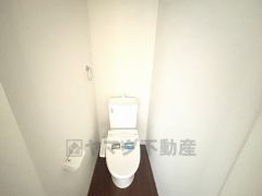 ウォシュレット付きトイレです。1階2階の2ヶ所にトイレがあるので、忙しい朝にもゆとりができますね＾＾