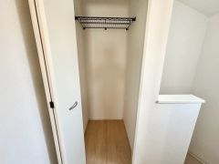 2階ホール部分には、収納を設けています。2階用のお掃除道具や日用品を入れておけば、わざわざ1階に取りに行かずに済むので便利ですね＾＾
