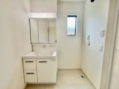 洗面台、洗濯機置き場、バスルームが連なっている、生活導線の考えられた作りになっています。