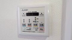 浴室暖房乾燥機には、暖房、乾燥、涼風、換気の4つの機能が付いています。タイマー付きです。雨の日はもちろん、急ぎで洗濯する必要のあるお子様の体操服や、下着類などを乾かすのに便利です。