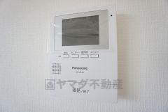 防犯性、セキュリティ対策に安心できるテレビモニター付きインターフォンです。セールスマン対策にもなり安心できます。