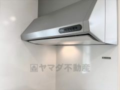 最新設備のキッチン。換気扇と窓付きなので換気も困りません。
