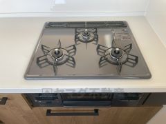 3口コンロです。調理をしながらちょっとした一品を加えたいとき、熱を持った鍋の一時的な置き場所としてなど、3口あると便利なことがたくさん＾＾
