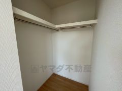 収納力豊富なウォークインクローゼット。洋服や小物などを1箇所にまとめて美しい収納を実現します。スーツケースのような大型の荷物も置けます＾＾