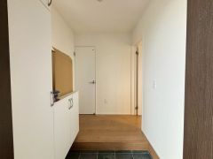 玄関扉から光の差し込む明るい玄関です。 たっぷり収納できるシューズボックス付きなので、家族全員の靴がきれいに整頓できます。