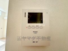 防犯性もばっちり、TVモニター付きインターホン完備。大きなモニターで玄関先を確認できます。録画機能が付いているので不在時の訪問者も確認できて安心です＾＾