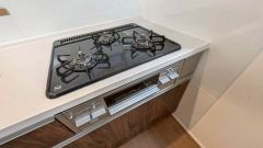 3種類の料理が同時に調理できる、3口ガスコンロ。忙しい夕食の支度時間が短縮できて効率よくお料理が楽しめます。