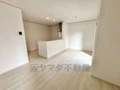 対面式カウンターキッチンでお子様の様子が見守れます。カウンタートップは耐熱性に優れており、日ごろのお掃除もふき取るだけでＯＫ。ステンレスシンクも簡単にお掃除できますよ。