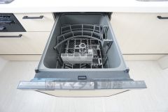 食後の時間にゆとりを与えてくれる食器洗い乾燥機。操作ボタンも上面にあるので、腰をかがめずに操作が楽々。
