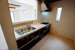 同仕様写真。対面式カウンターキッチンからはお子様の様子が見守れます。ダイニングへの配膳や調理の時便利なカウンター付き。