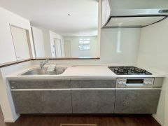 収納も、作業スペースも広々と設けられた使いやすいシステムキッチンです＾＾カウンターキッチンなので、ご家族と会話をしながら楽しくお料理ができます＾＾