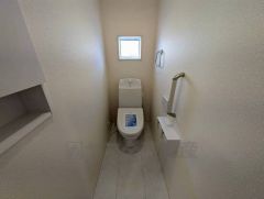 明り取りがあり清潔感のあるお手洗い空間