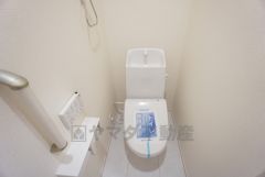 ウォシュレット付きトイレです。1階2階の2ヶ所にトイレがあるので、忙しい朝にもゆとりができますね＾＾