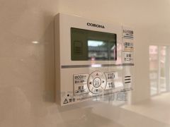 キッチン横から温度調節など楽々操作できる給湯器リモコンです＾＾忙しい夕飯の準備の時間帯に重宝しますね。