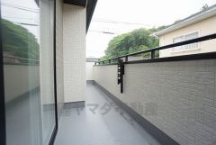 2部屋から行き来できる便利な2WAYバルコニーです。陽当たり良好なので、洗濯物がよく乾きそうですね＾＾