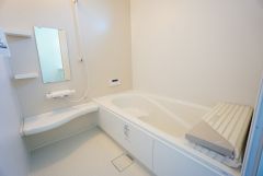 同形状・同仕様。1日の疲れを癒すくつろぎのバスルーム。足を伸ばしてもゆったりと入れるサイズです。お子様と一緒にお風呂に入っても狭くないですね＾＾
