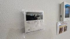 キッチン横からお湯張り、追い炊き、足し湯がボタン一つで楽々操作できる給湯機リモコンです＾＾忙しい夕飯の準備の時間帯に重宝しますね。