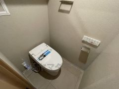 ウォシュレット、暖房便座、節電・節水機能など、使い勝手のよい高機能トイレです。