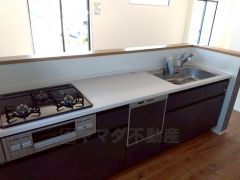 収納も、作業スペースも広々と設けられた使いやすいシステムキッチンです＾＾カウンターキッチンなので、ご家族と会話をしながら楽しくお料理ができます＾＾