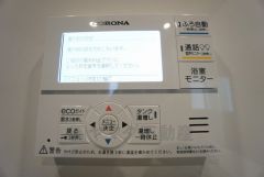キッチン横からお湯張り、追い炊き、足し湯がボタン一つで楽々操作できる給湯機リモコンです＾＾忙しい夕飯の準備の時間帯に重宝しますね。