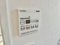浴室暖房乾燥機には、暖房、乾燥、涼風、換気の4つの機能が付いています。タイマー付きです。雨の日はもちろん、急ぎで洗濯する必要のあるお子様の体操服や、下着類などを乾かすのに便利です。