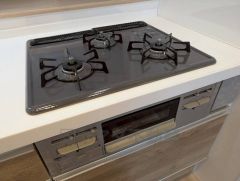 3種類の料理が同時に調理できる、3口ガスコンロ。忙しい夕食の支度時間が短縮できて効率よくお料理が楽しめます。