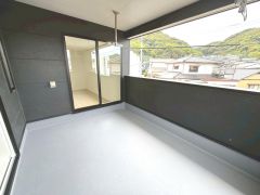 2面を繋ぐバルコニーはゆったりと、洗濯物も気持ちよく干せそう