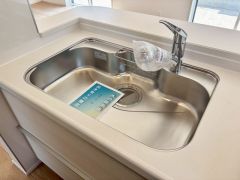 大きなお鍋も楽々洗える幅の広いシンクです＾＾ステンレスシンクなので簡単にお掃除できますよ。洗剤やスポンジもすっきりできる収納付き。