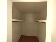 ウォークインクローゼット付き＾＾ハンガーパイプ下にボックスを置いて、枕棚を活用して、たっぷりと収納できそうです＾＾