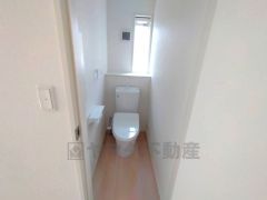 ウォシュレット付きトイレです。1階2階の2ヶ所にトイレがあるので、忙しい朝にもゆとりができますね＾＾